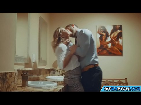 ❤️ As in busty blonde jo ferliedt yn in iepenbier toilet ❤️ Neuken by porno fy.pornmega-com.ru ☑